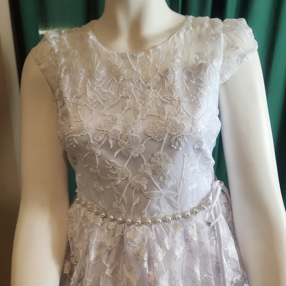 NWOT Elegant White Lace Girls Fully Lined Dress